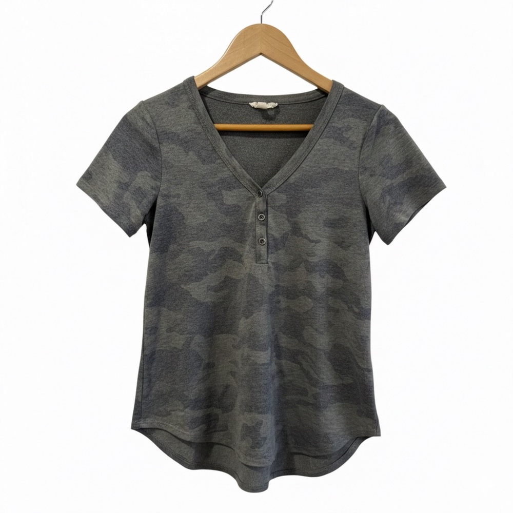 Jane and Delancey Camo V-Neck Women's Top - Small